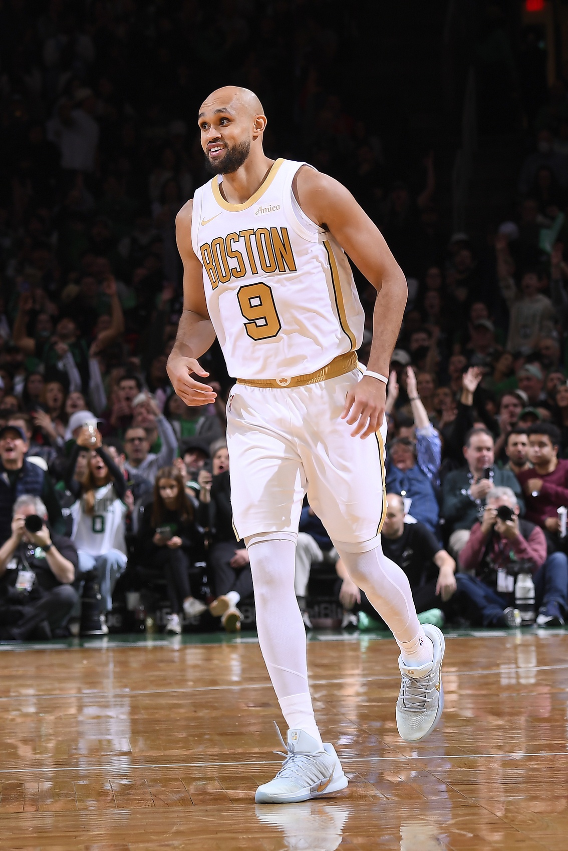 博鱼电竞官方网站-错失绝杀三分！德里克·怀特21中7&amp;三分仅9中2  还有4失误