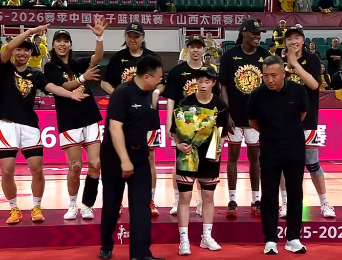 李缘获FMVP！两记超远三分锁胜局 怒吼一幕令人泪目宫鲁鸣重选她？|总决赛|三分球|篮板|霍华德|女篮_新浪体育_新浪新闻
