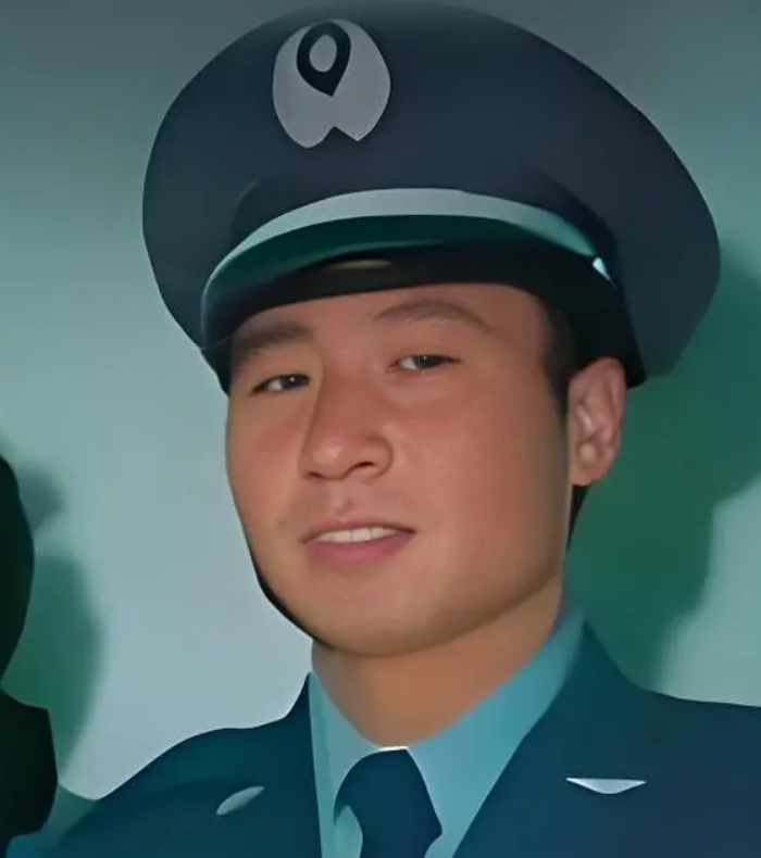 博鱼电竞中国-王学成1983年驾机叛逃到台湾，邓丽君前去接见他时低声耳语